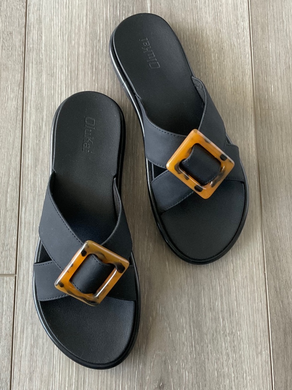 OLUKAI La'I Slide Tortoise Buckle Accent in Black Size 7 NEW